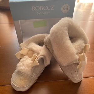 Adorable NWT-Robeez Willa Cozie Booties Gold Sz 12-18m